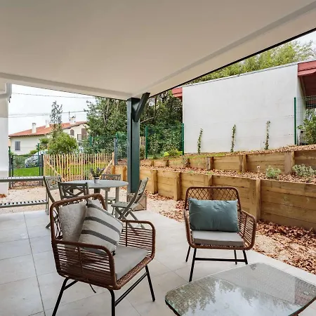 Moderne Avec Grande Terrasse Et Parking A - Fr-1-4-617